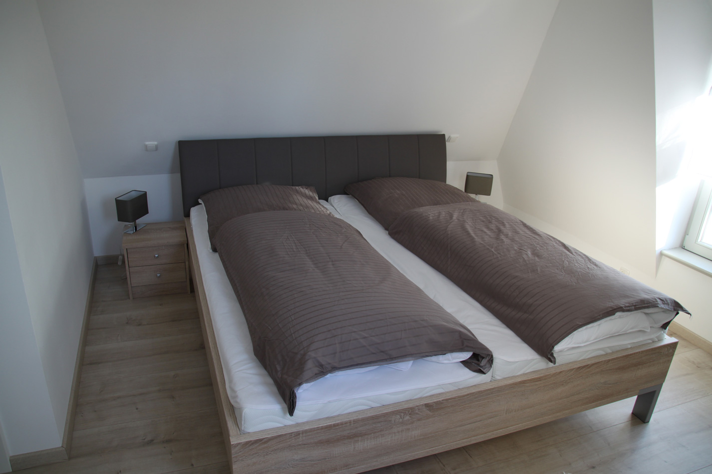 Gemütliches Schlafzimmer mit Doppelbett